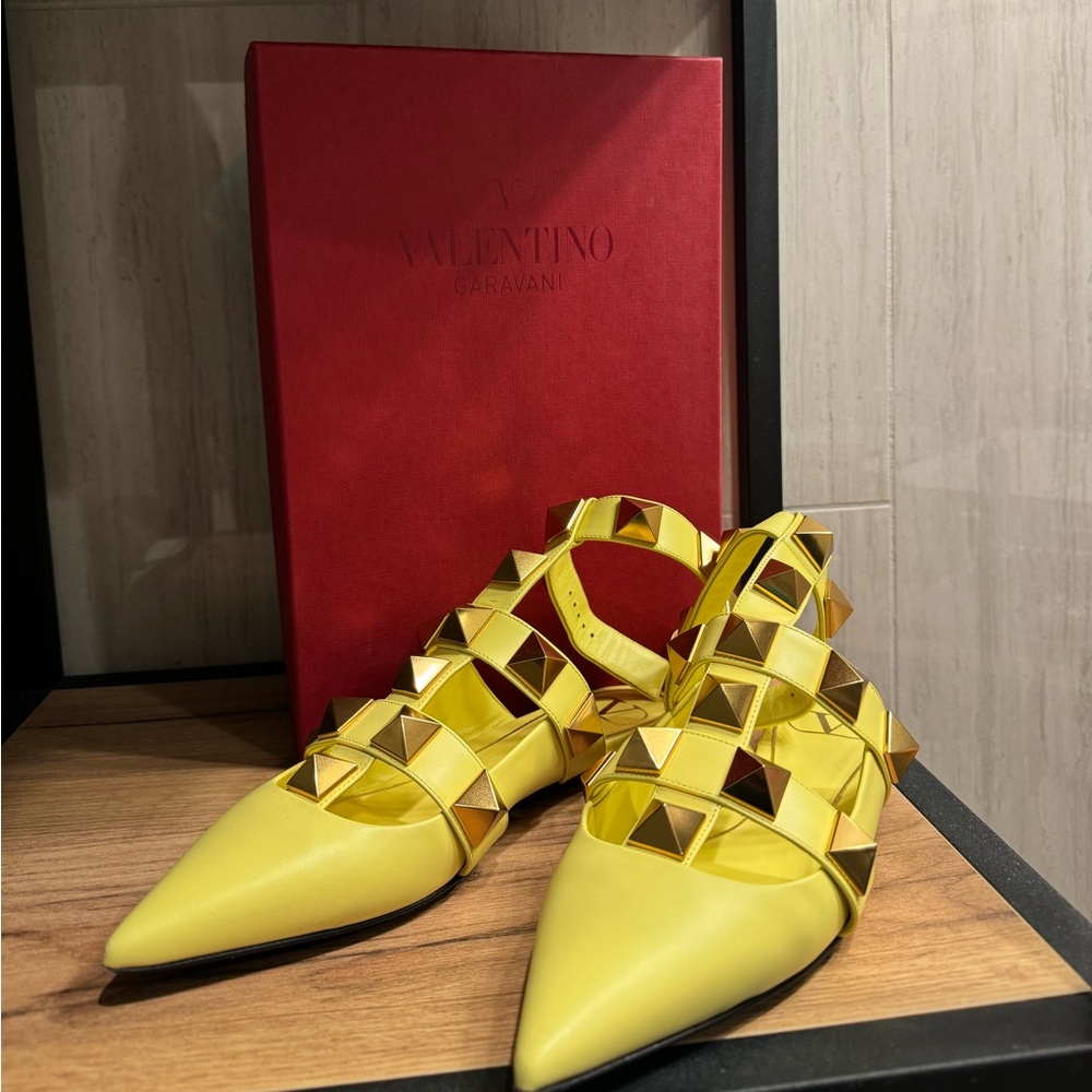 Valentino Garavani
Leather ballet flats